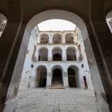 Non ci resta ora che entrare. Raggiungiamo cos� il cortile...